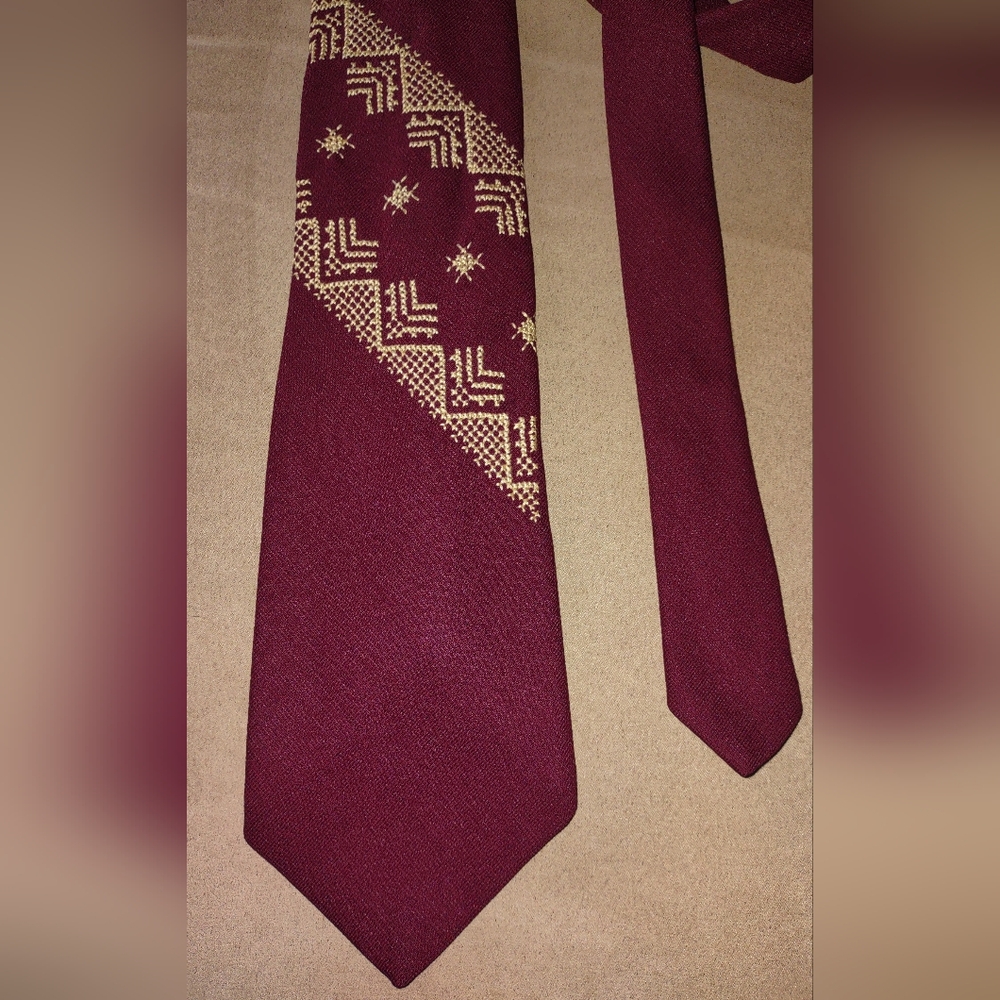 Burgundy Tie with Gold Pattern - Picture 2 of 4